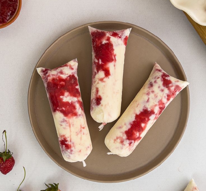 Geladinho de ninho com morango